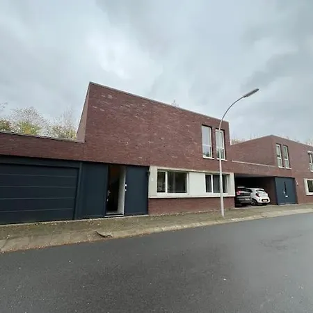Modern House With 3 Bedrooms 埃因霍温