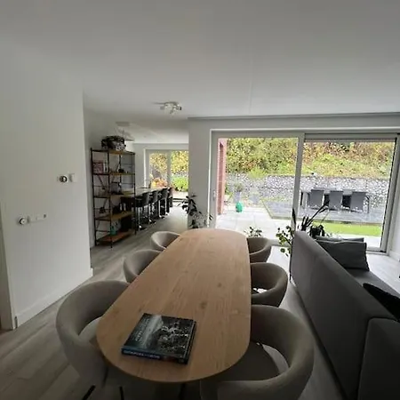 Modern House With 3 Bedrooms *