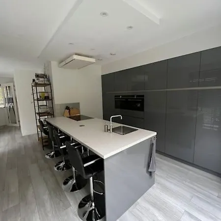 Modern House With 3 Bedrooms *